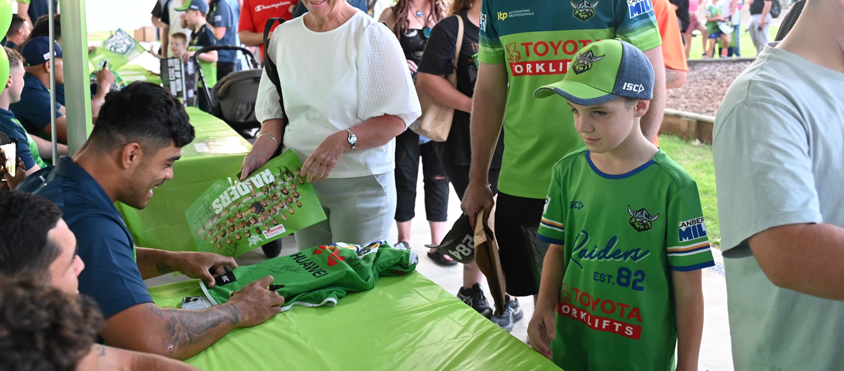 Gallery: Wagga Wagga signing session