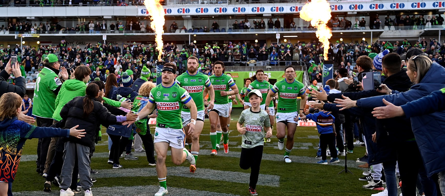 Around the Ground Gallery: Round 18